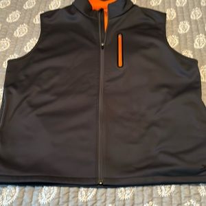 Men’s dark grey golf vest.